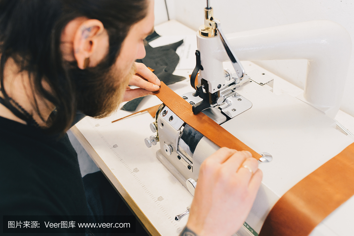 在工作场所使用皮革制品的专业皮革工人