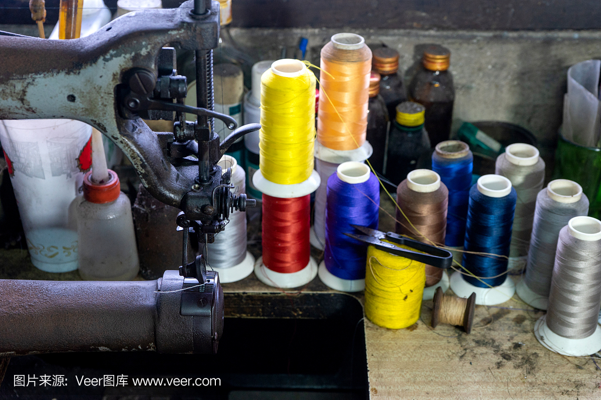 制鞋工人的工作场所与缝制皮革
